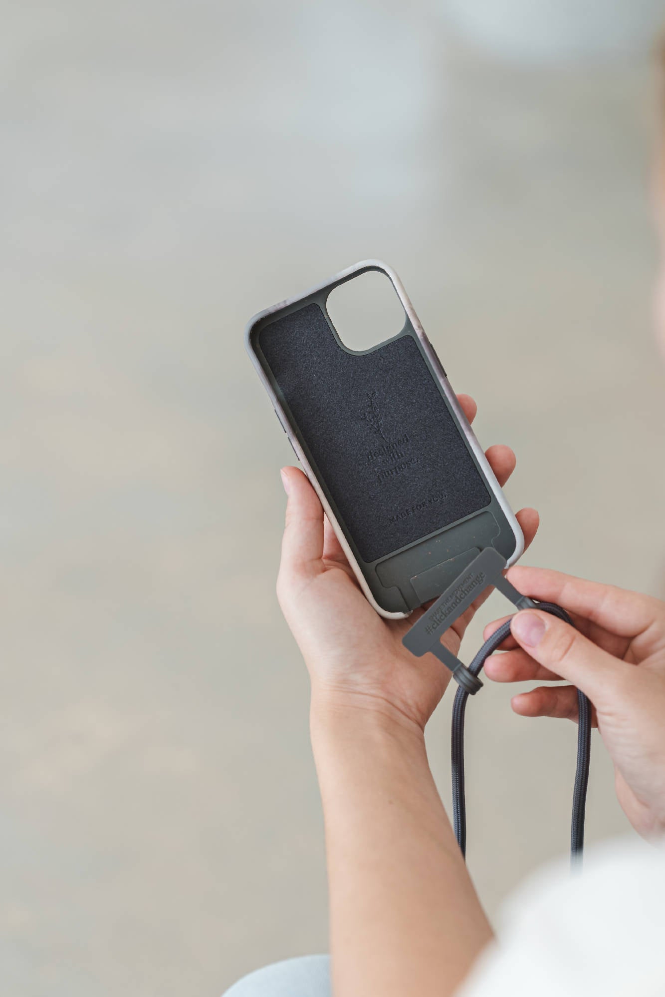 Change Case - iPhone Handykette abnehmbar & nachhaltig - Batik Grau / Beige