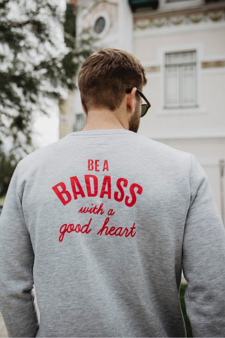 BE A BADASS Sweater Unisex, Hellgrau