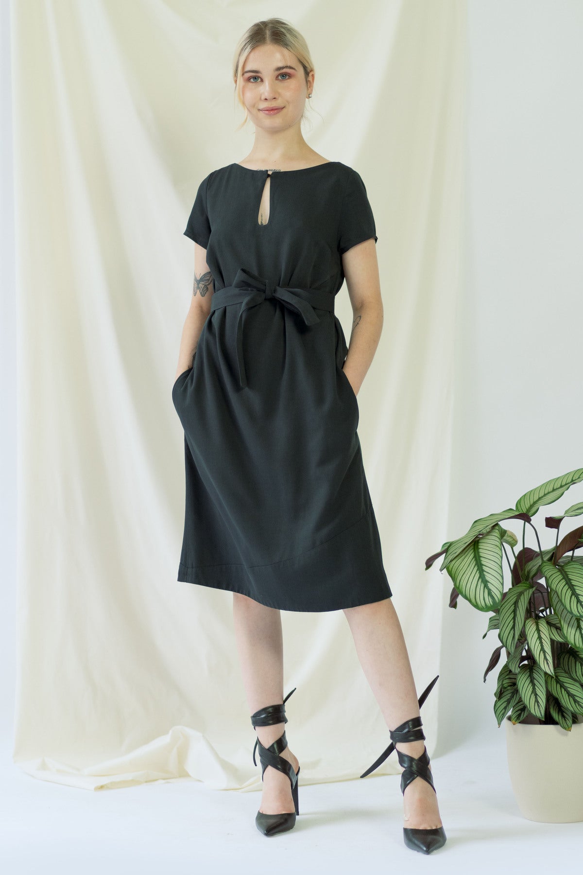 Eva | Dress with Keyhole Neckline in Black