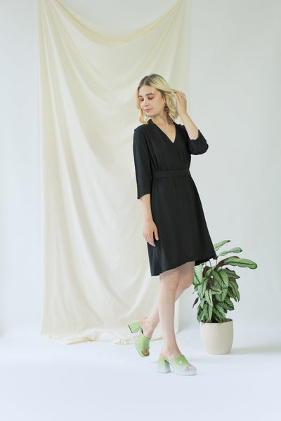 Alexandra | Kleid mit optionalem Gürtel und Kragen in schwarz