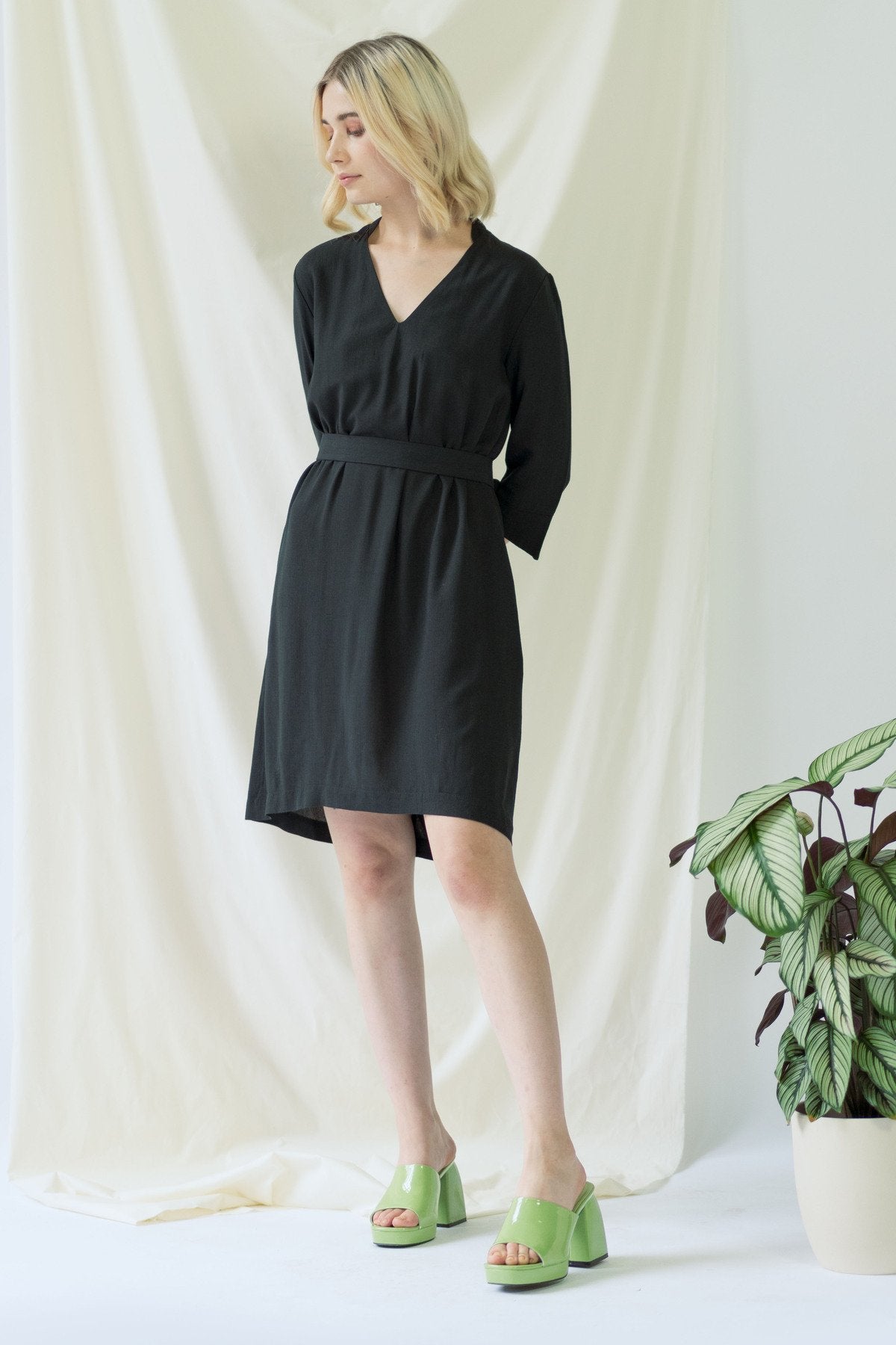 Alexandra | Kleid mit optionalem Gürtel und Kragen in schwarz
