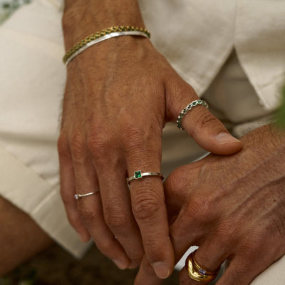 NIKA BOLD – Ring mit grünen Steinchen
