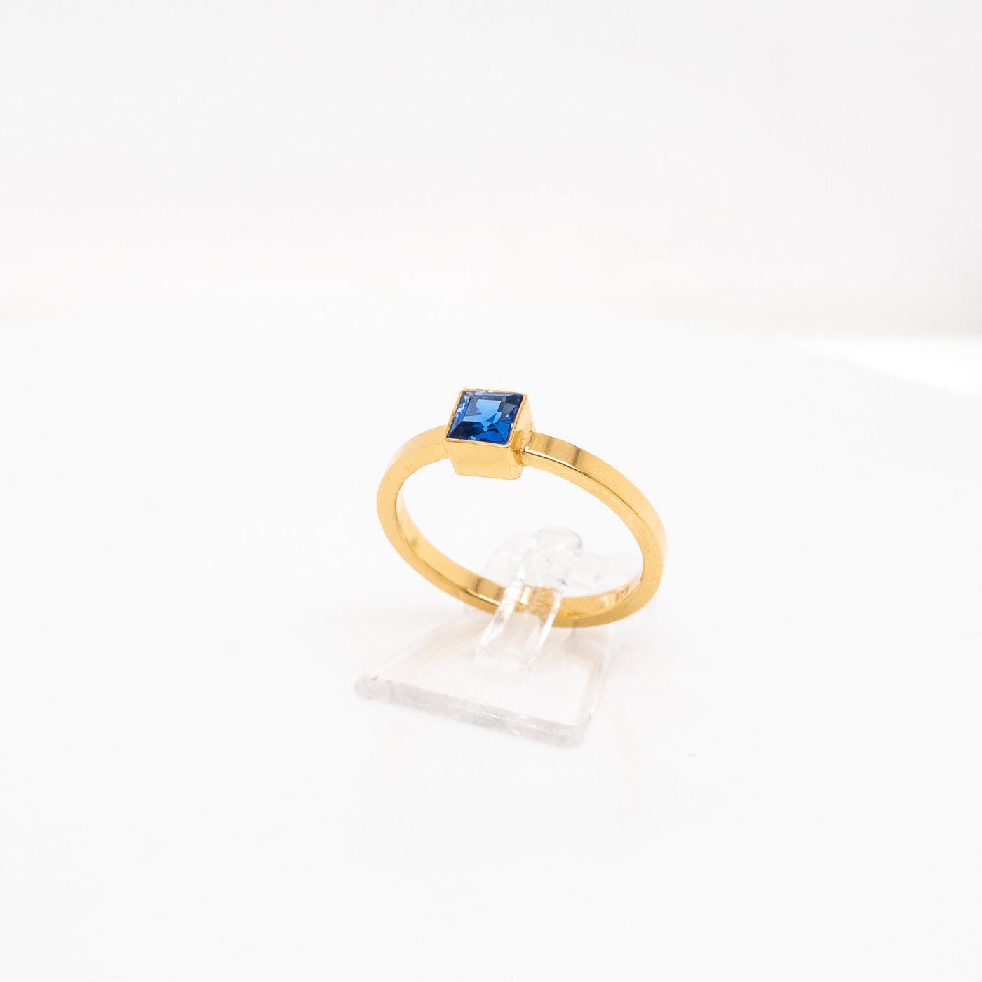 HELENA – Ring mit blauem Zirkonia