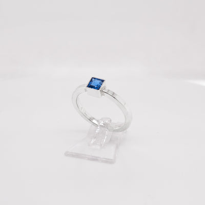 HELENA – Ring mit blauem Zirkonia