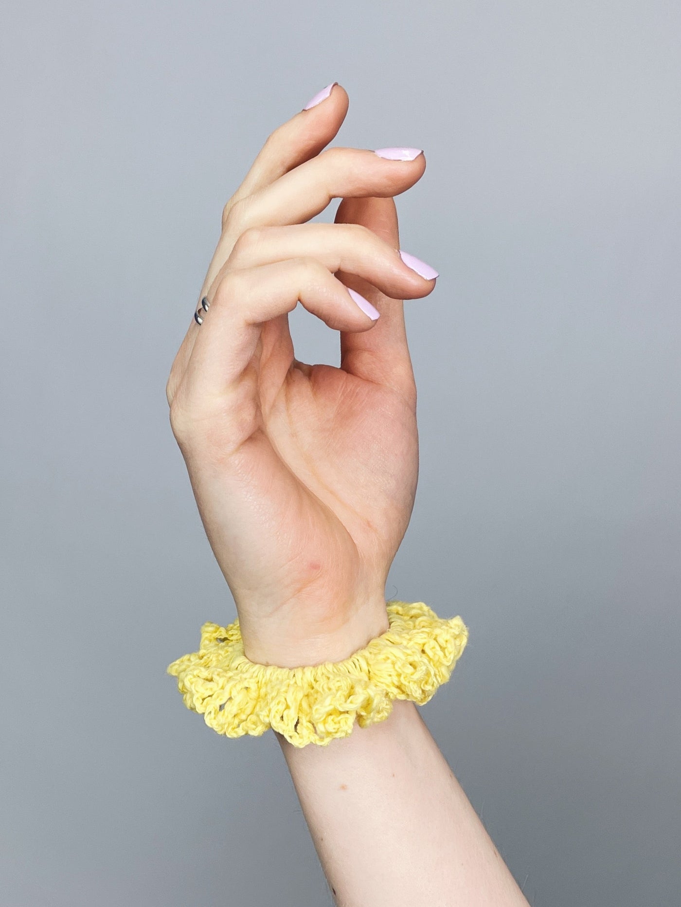 Gelbes Scrunchie mit lila Herzen "OTTY" aus Seide // Schleife