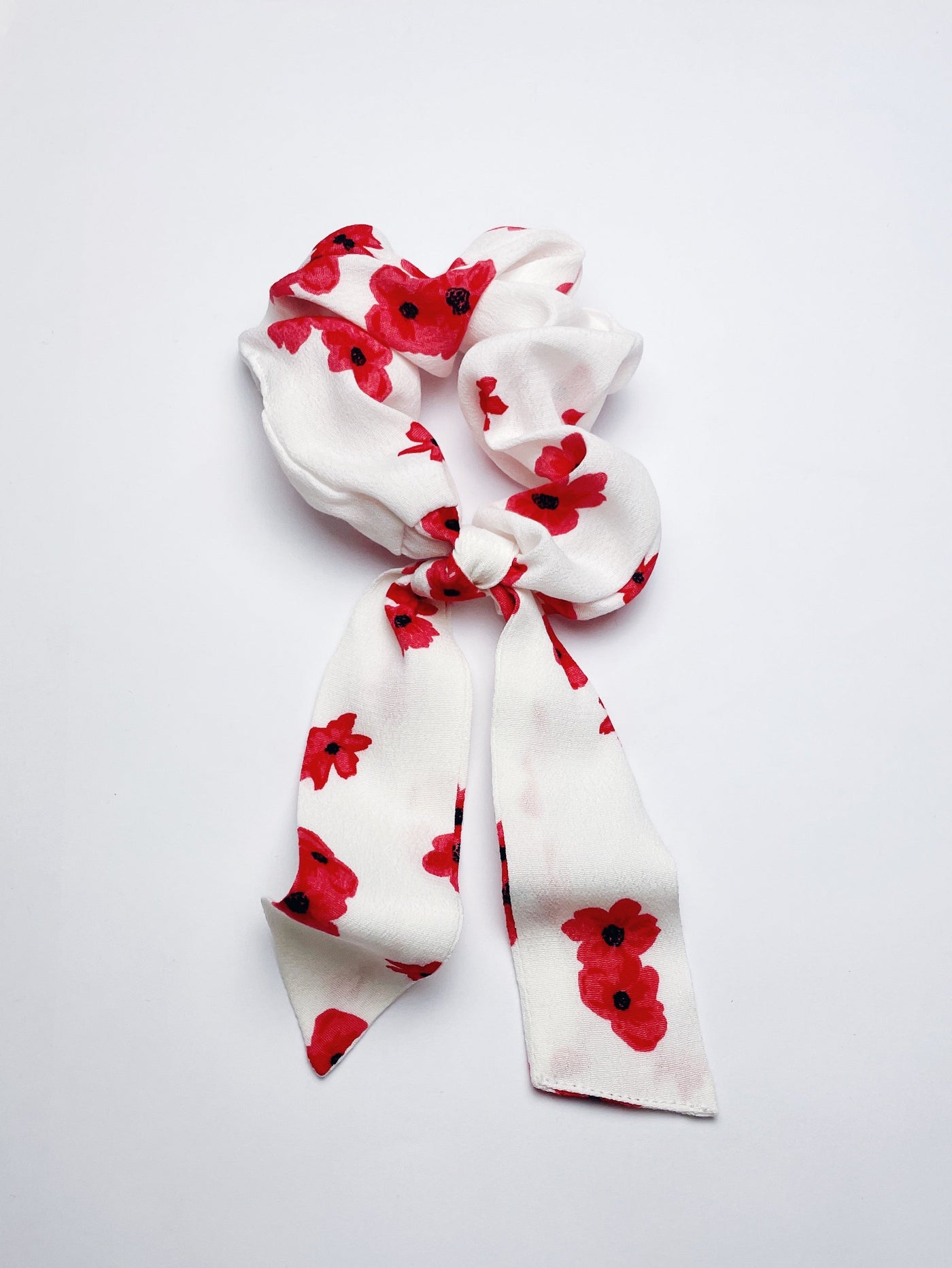 Weißes Scrunchie mit roten Blumen "SATINY" // Schleife