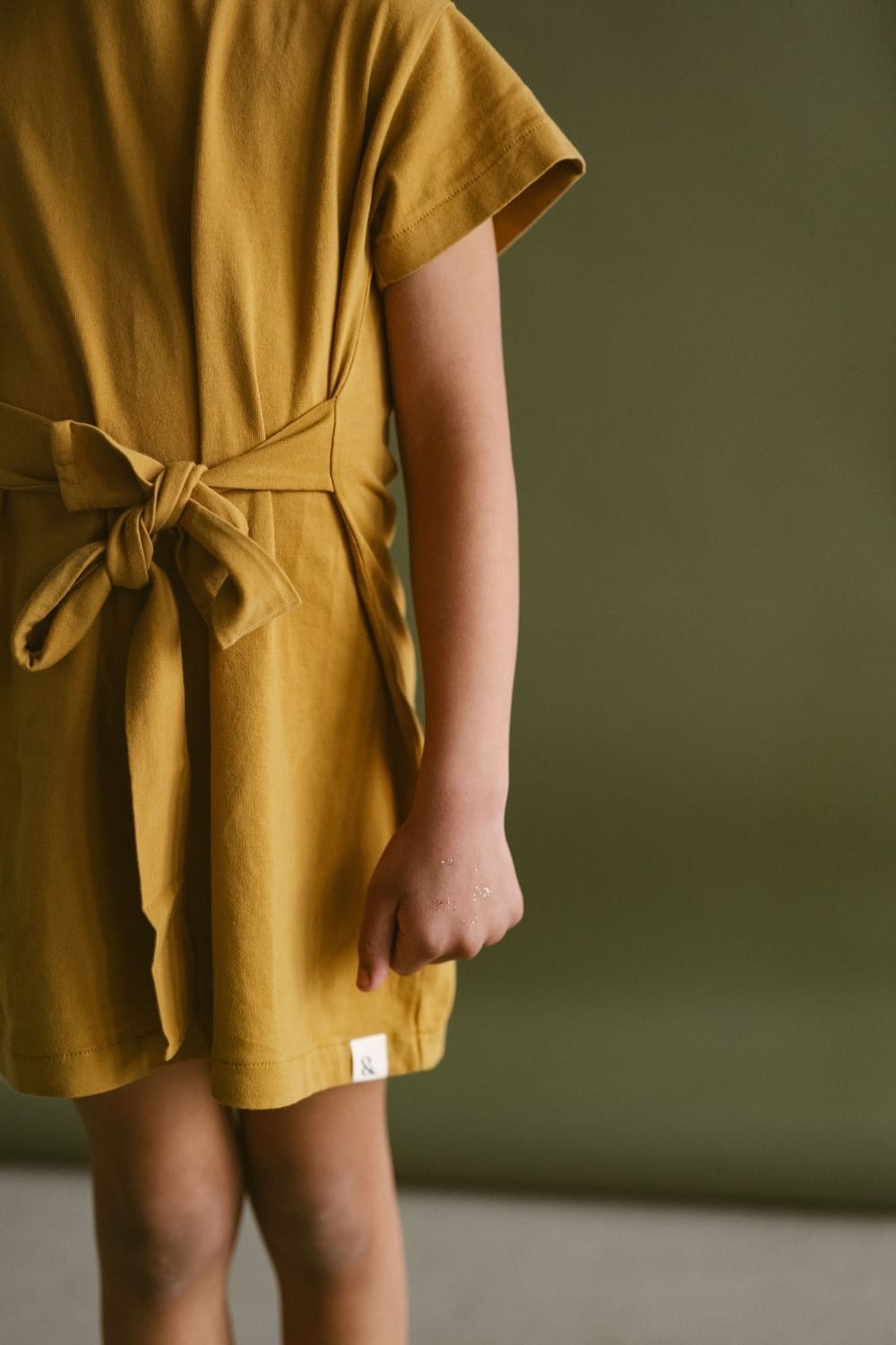 Jersey Kleid mit Bindegürtel Kinder, mustard