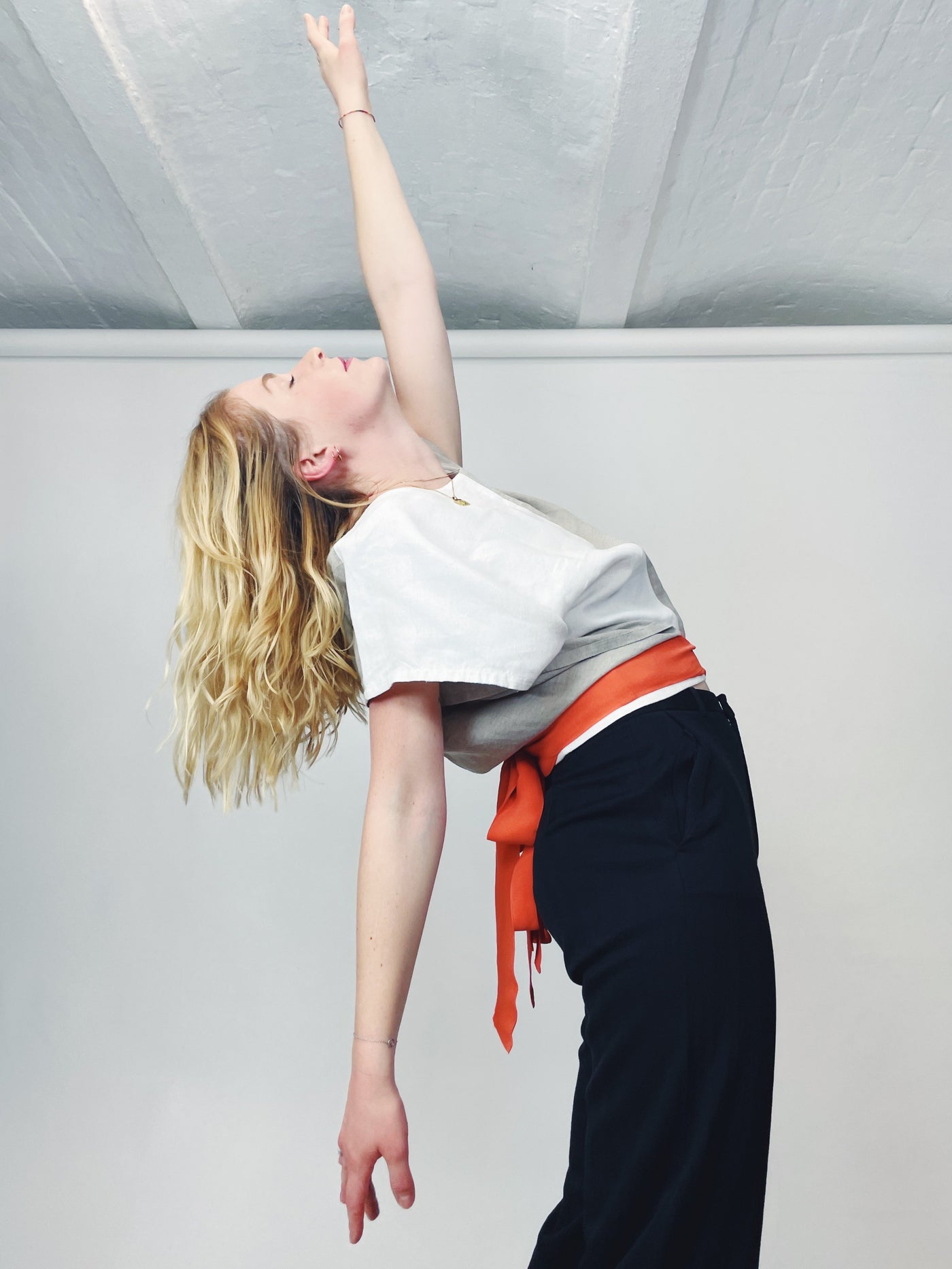 Nachhaltige Wickelbluse aus Leinen & Seide – Beige und Orange