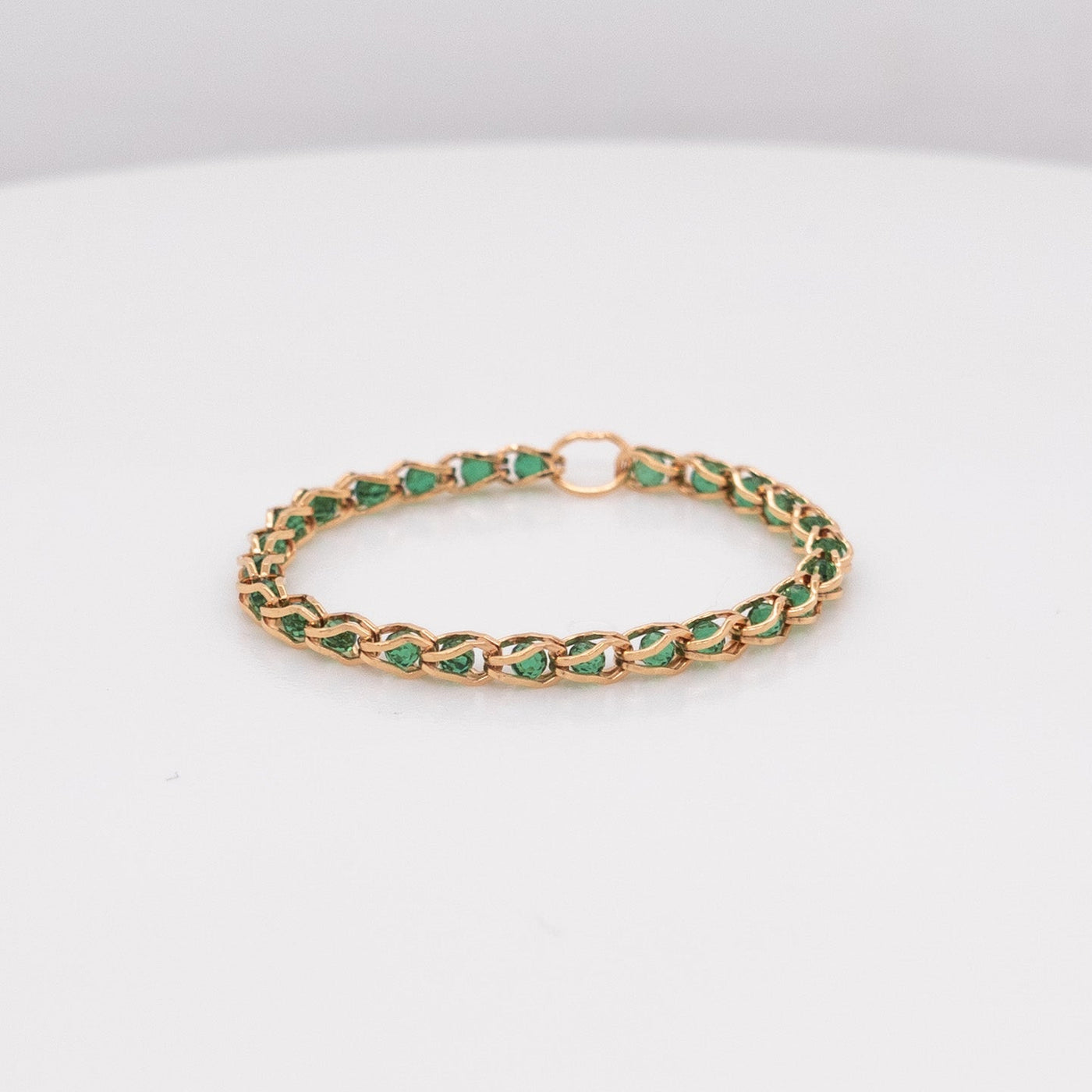 NIKA THIN – Ring mit grünen Steinchen