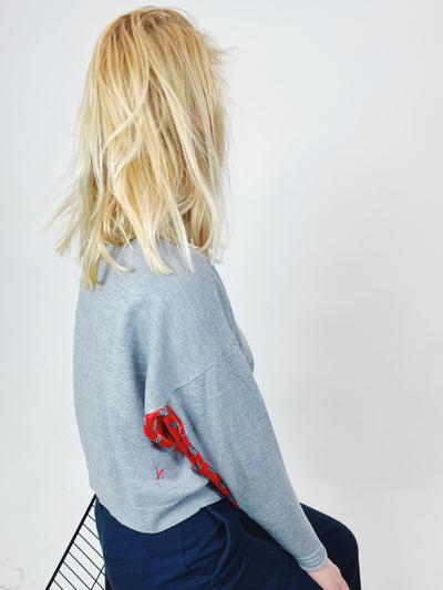 Grauer Pullover aus Wolle mit Einsätzen aus roter Seide– nachhaltig in Hamburg produziert