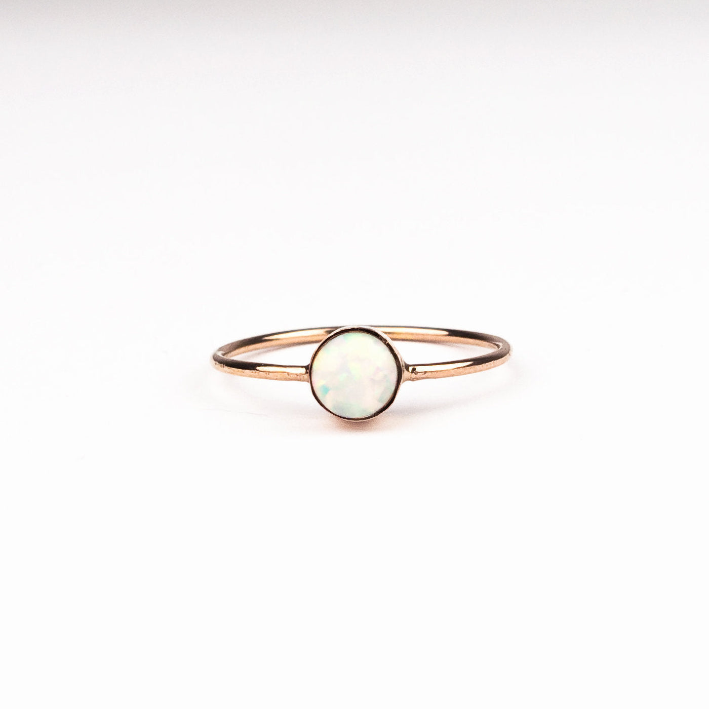 COSIMA – Ring mit synthetischem Opal in Gold, Silber oder Roségold