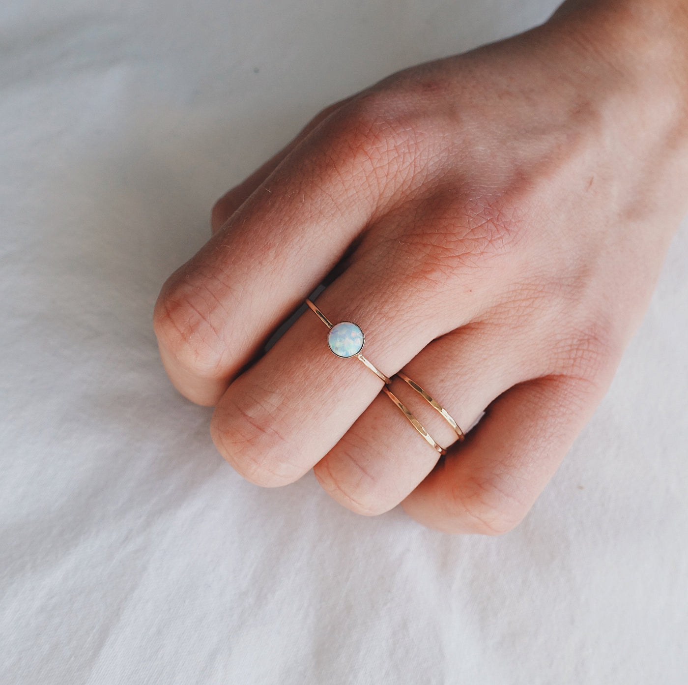 COSIMA – Ring mit synthetischem Opal in Gold, Silber oder Roségold