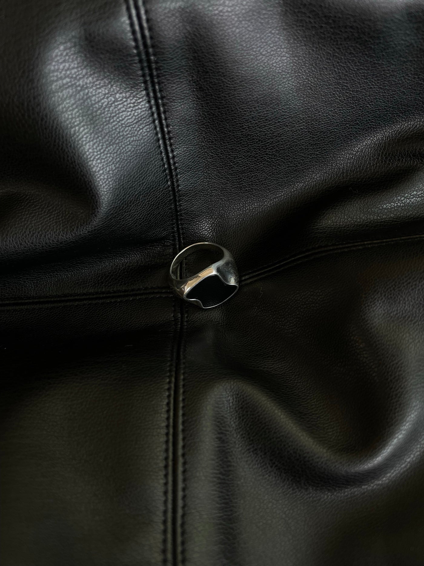 asymmetrischer Siegelring silber mit schwarzer Ebonit Platte