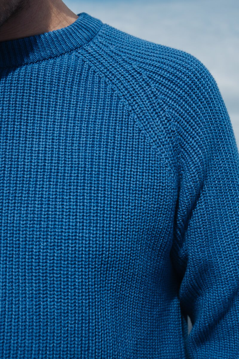 Nachhaltiger SALZWASSER Herrenpullover in Indigo Blau mit einzigartigem Strickmuster